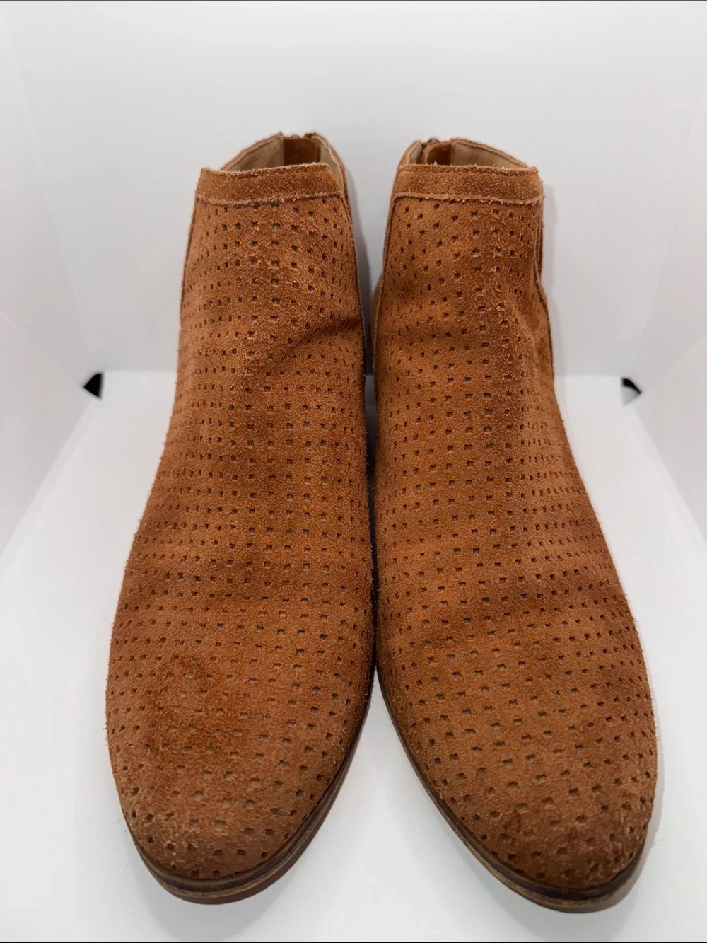 Susina Kyle-Lea Perforated Suede Ankle Bootie Boots Women’s 10 Tan